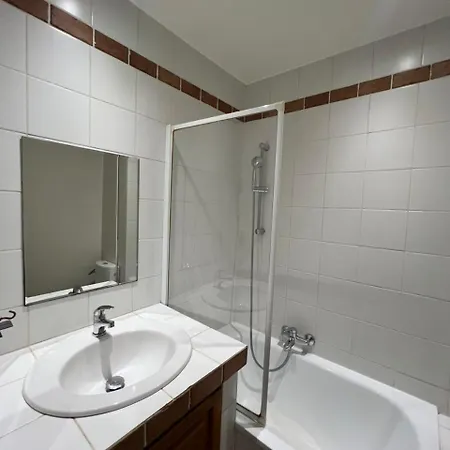 Dans Le Vieil Apartment