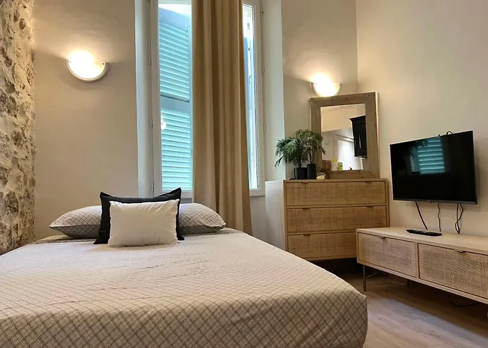 Dans Le Vieil Antibes